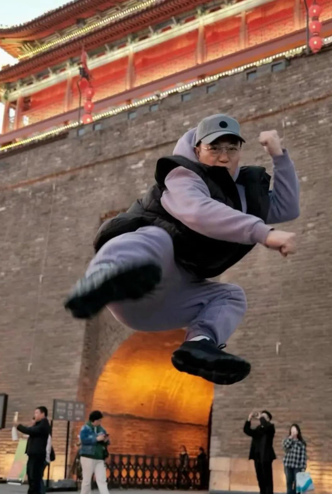 网友在西安偶遇陈奕迅，这次来开演唱会的陈奕迅在西安玩的好开心，他真的好接地气啊！