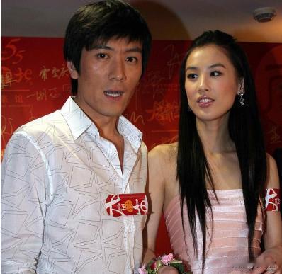 当两人低调隐婚连生两子多年之后，突然一天就突然高调宣布了私生活，然后黄圣依开始正
