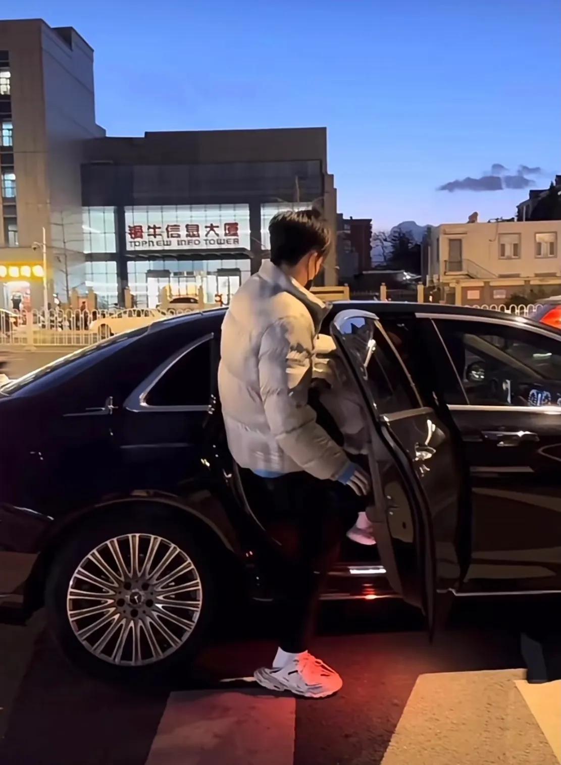 大头这刚回北京，一大早的这又是去哪？

话说北京这么冷，头哥还穿着漏脚后跟的鞋，