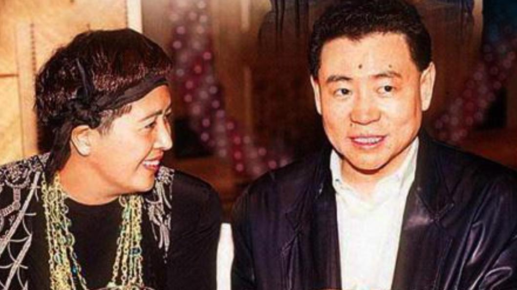 1992年，刘銮雄向宝咏琴提出了离婚，宝咏琴提了三个条件：“第一，给我买一部私人