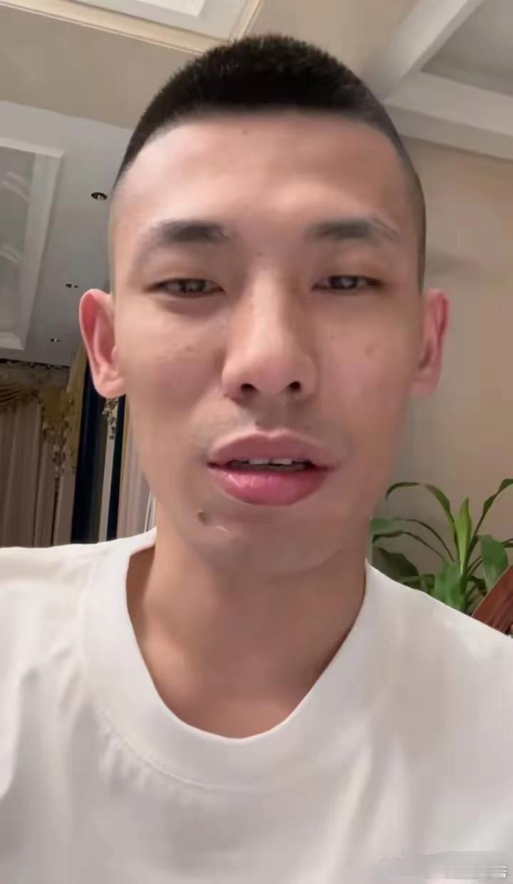 旭旭宝宝怒斥抖音官方，日前旭旭宝宝打人气票，碰到了舞帝的易阳，险些被对方打下来，