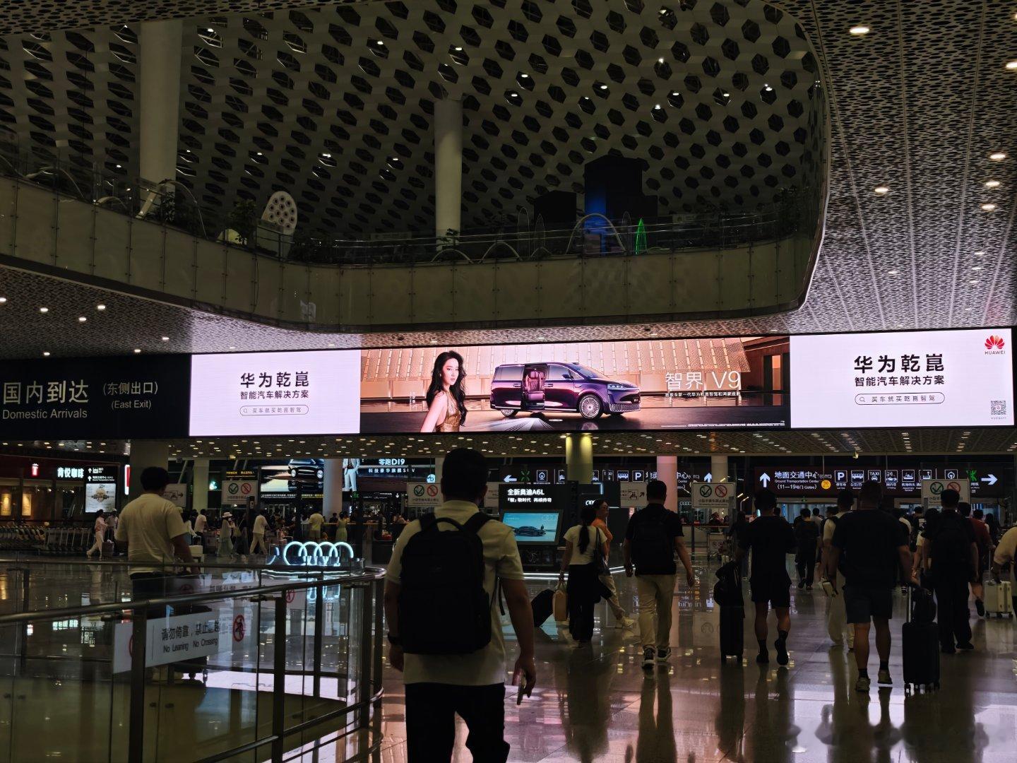 感觉深圳机场出口广告牌上上什么，就是近期各家新能源车企最为看重德产品，这次理想L