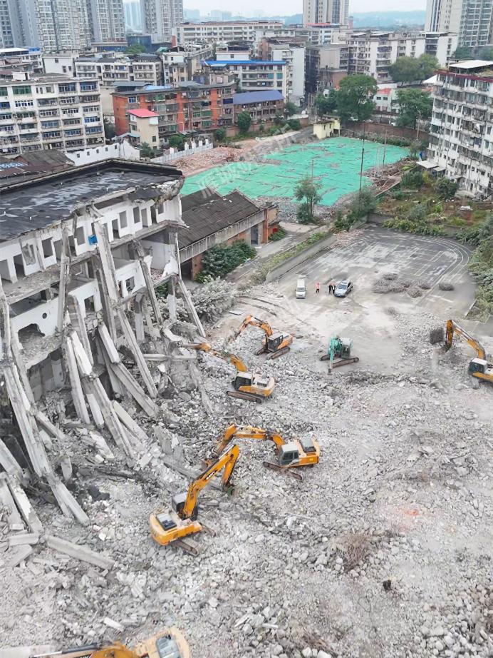 衡阳八中扩建现场实拍，大片旧房已经夷为平地！

航拍镜头带大家看现场，毛纺厂地块