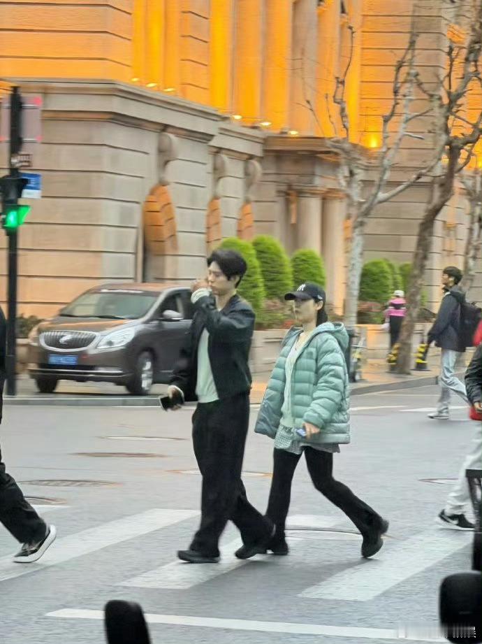 上海网友偶遇朴宝剑路人上海偶遇朴宝剑上海网友偶遇朴宝剑，可以可以， 