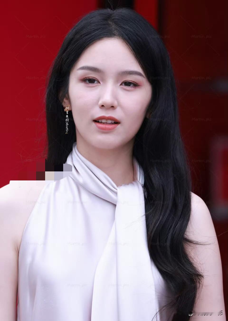 周也今日活动生图再度引发网友热议，颜值状态又被众人纷纷审判。

其实她本身并不算