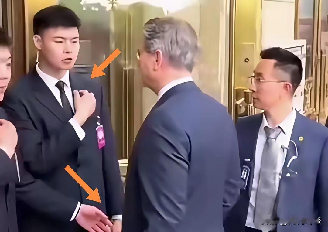 美国财长没带识别章，就想进会堂，我们的工作人员按规矩办事，严谨认真，一丝不苟，不