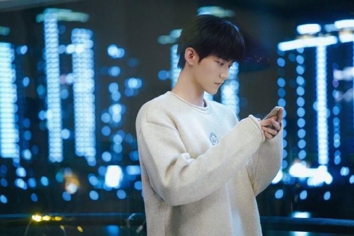 被《狙击蝴蝶》里岑矜那句 “分手只需要一个人就够了” 戳到心碎？门内是她强忍泪水