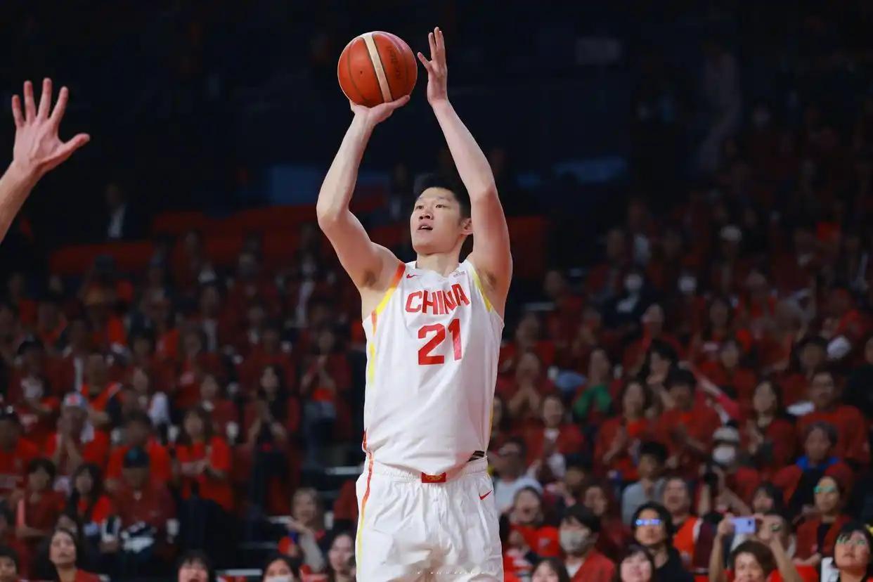 中国男篮好样的！从落后15分到反超日本，在男篮世亚预赛中，上半场打的有点紧，大量