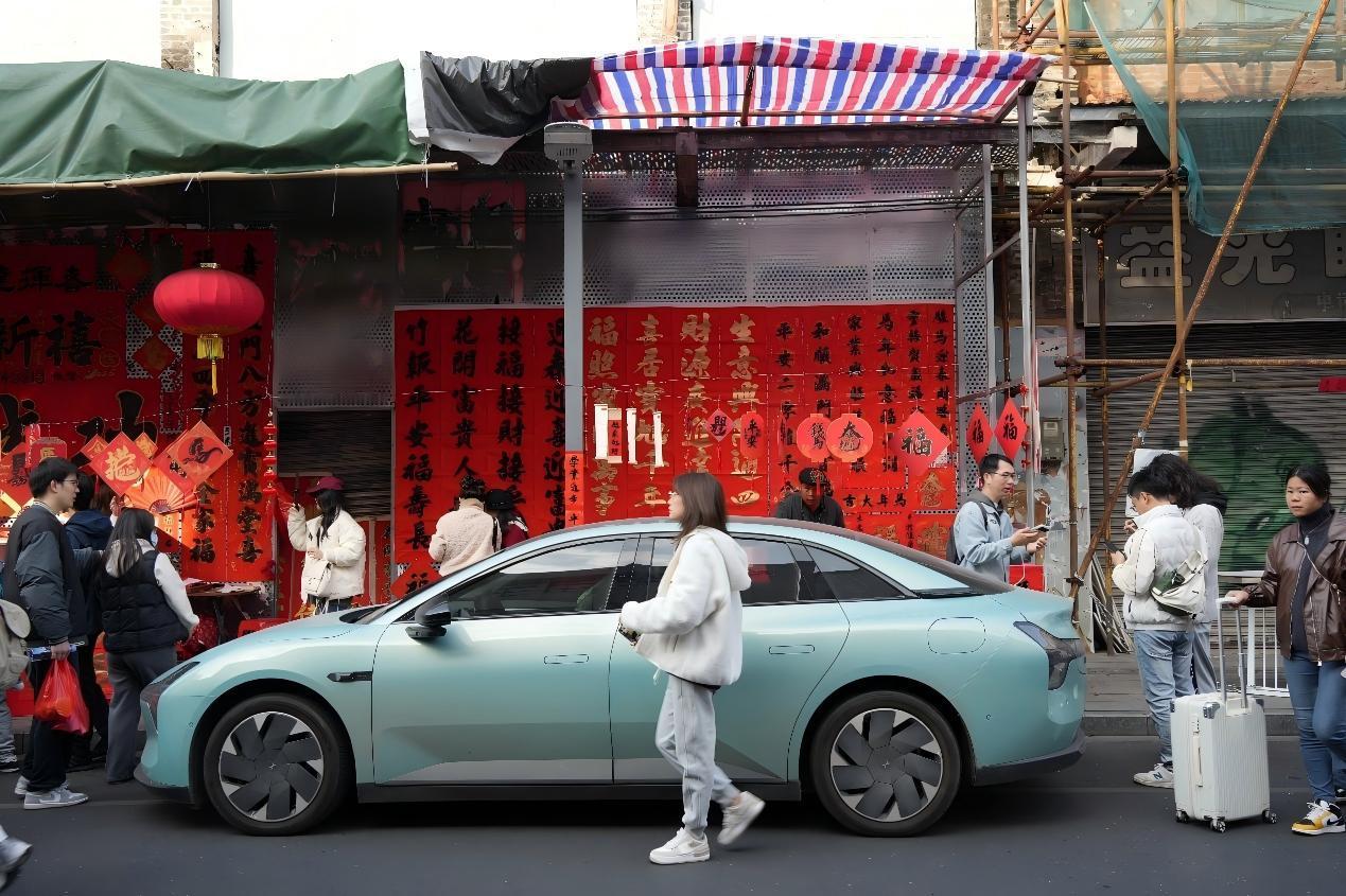 小鹏mona 开着小鹏回家过年  家里人不信小鹏MONA只要12万讲道理MONA