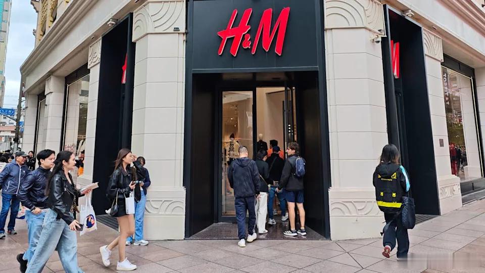 【H&M关闭128家门店】（TheStreet）一家颇受欢迎的快时尚零售商正在加
