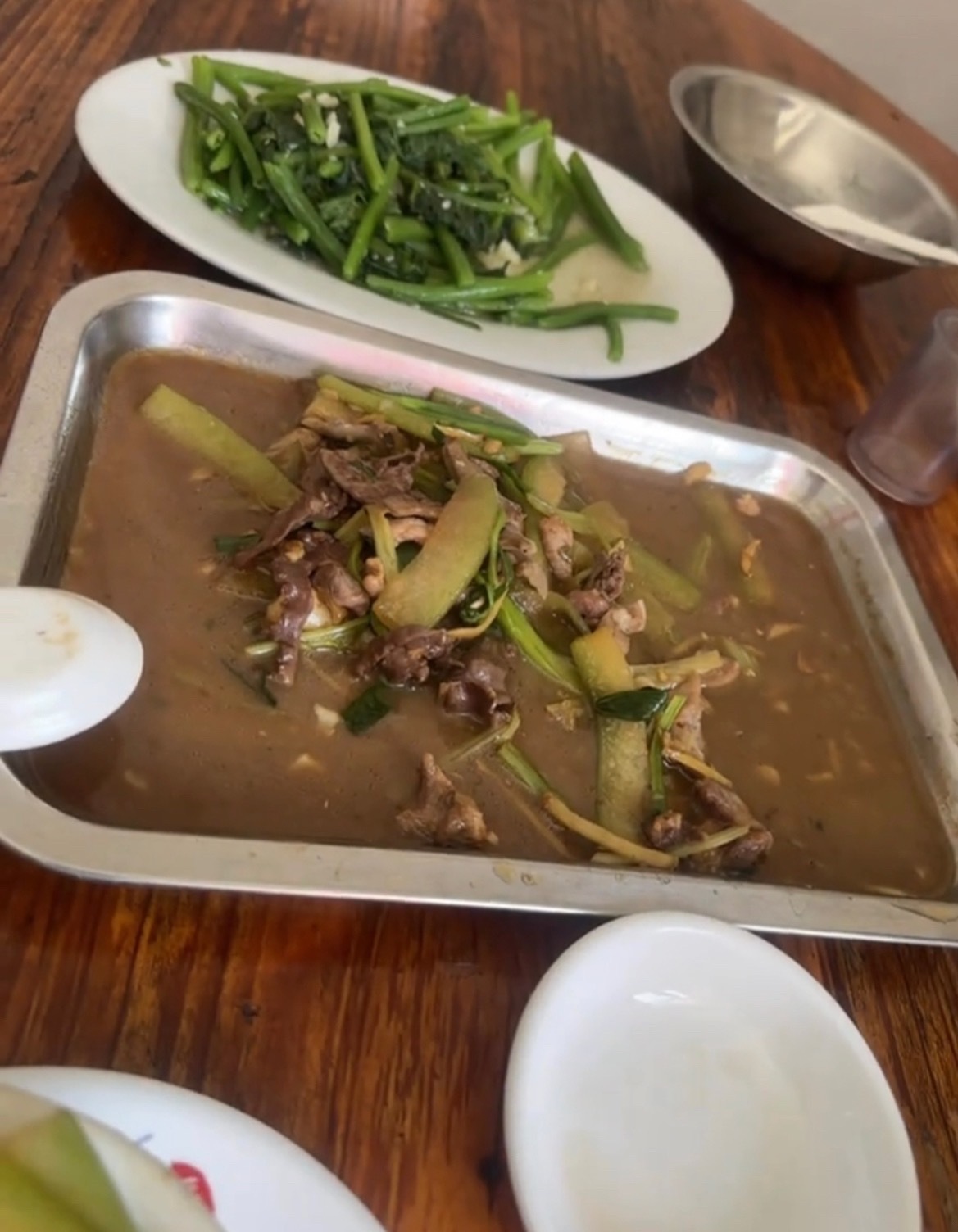 近日，网友反映：玉林一大排档就餐吃生炒发现里面有钢丝。商家没有任何的处理！ 玉林