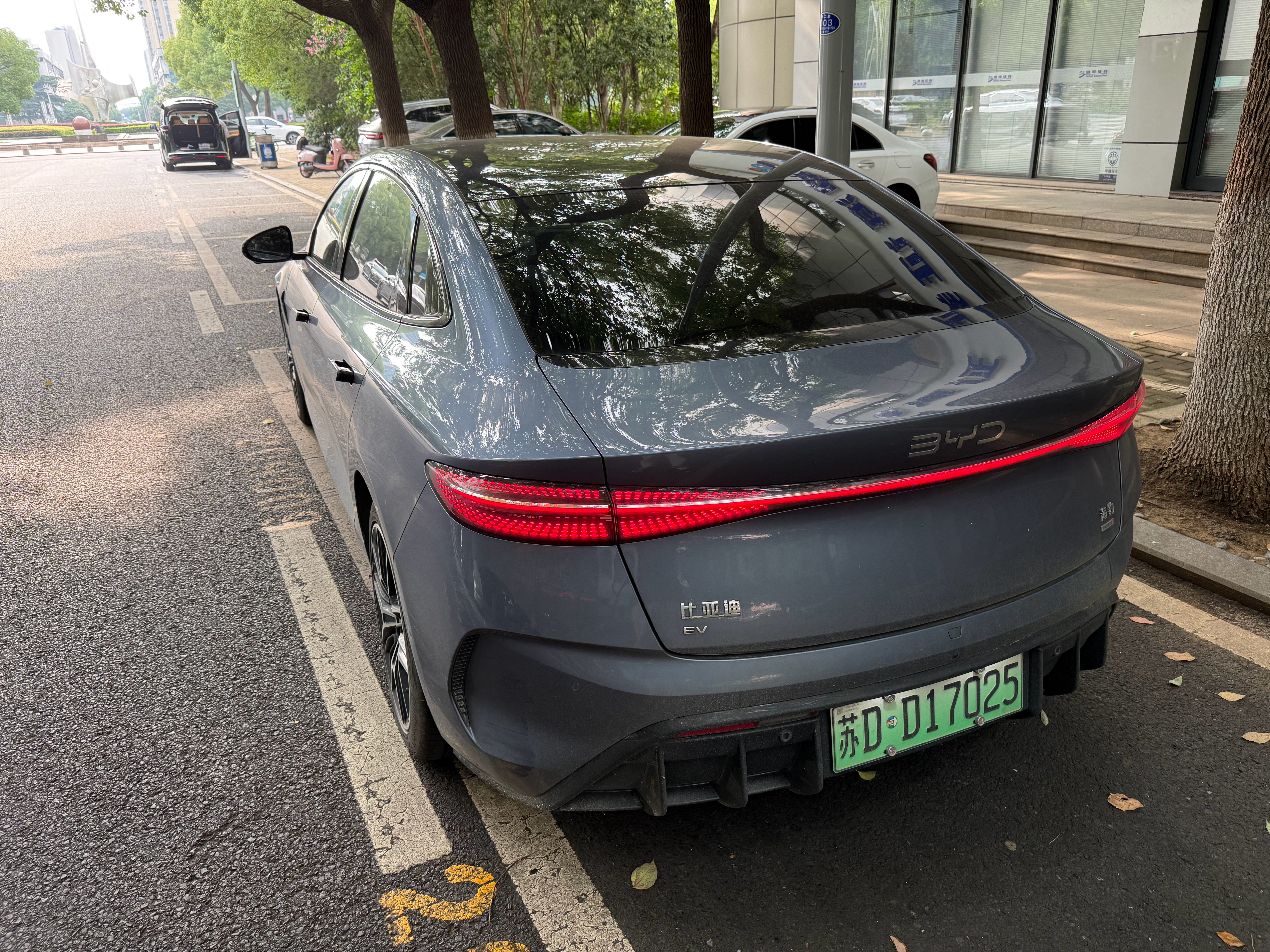 兄弟们这下天真塌了，停在路边人工收费车位等人，收费阿姨跑来说：我也不想给你们收费