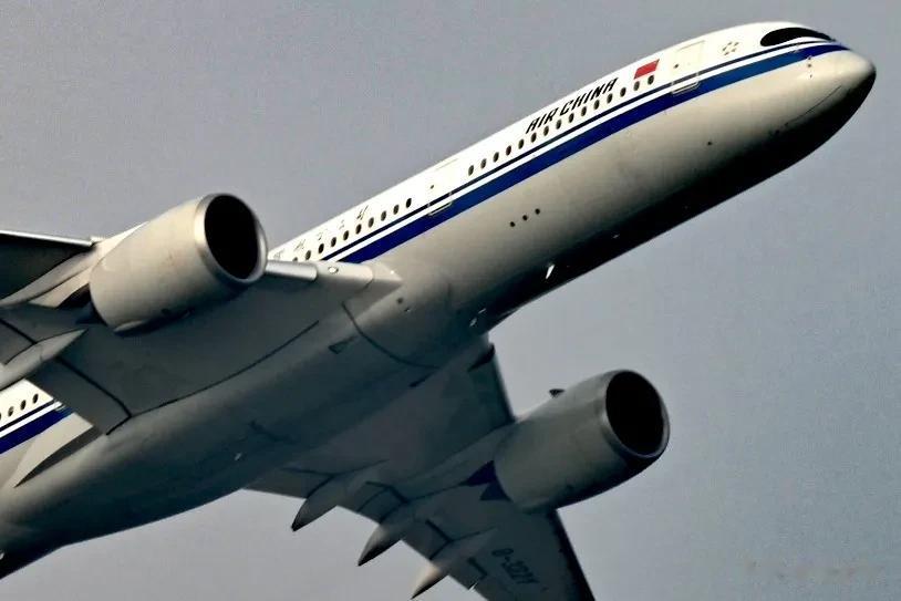 拍到一架国航的墨镜侠空客350-900客机，编号B-322Y，是2021年最新引
