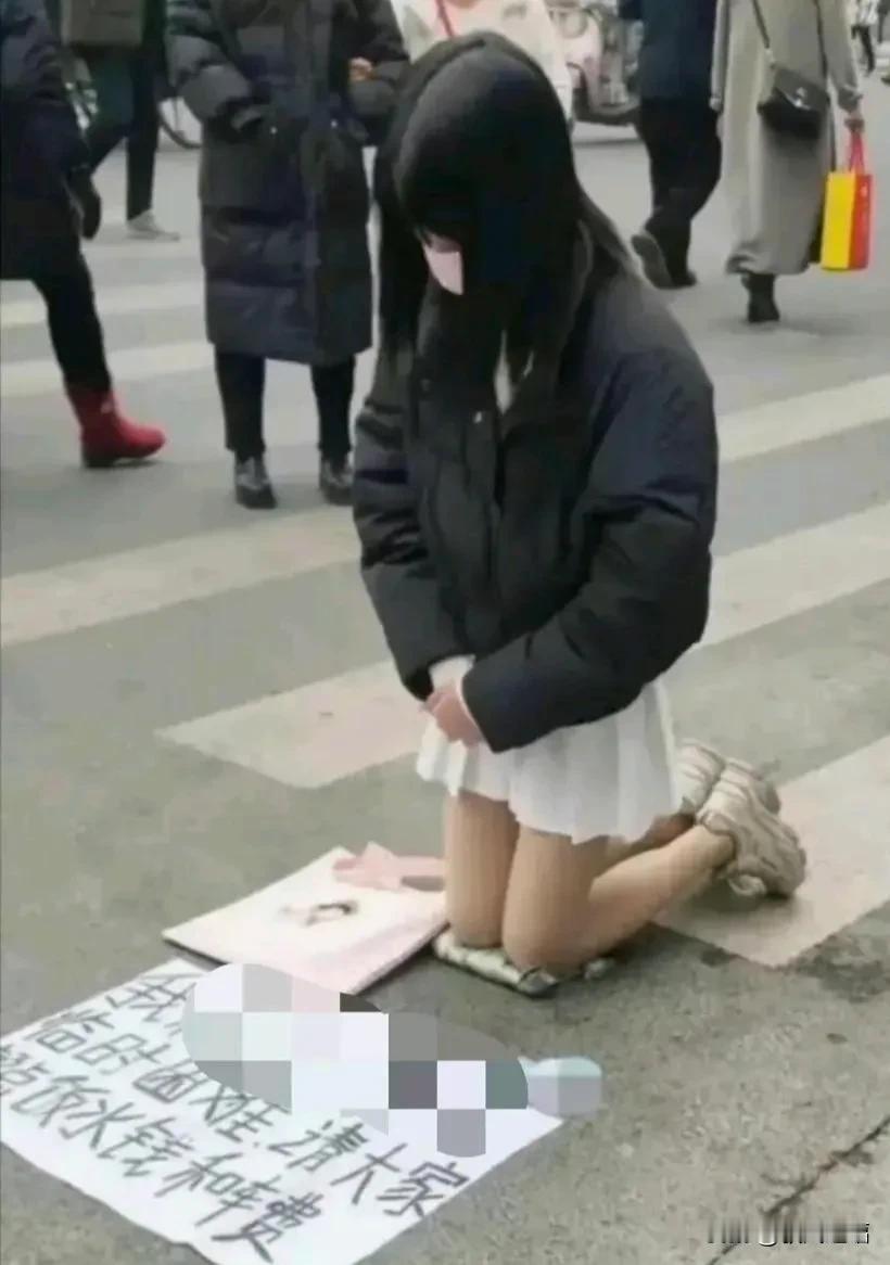 警惕如下两种陷阱，共同点是看人下菜。

1、美女在路边“乞讨”。
2、美女约骑的