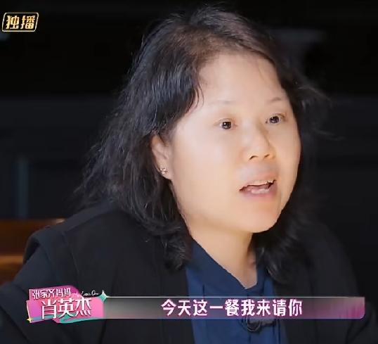 张家齐带妈妈去吃法餐，因为法餐上菜比较慢，妈妈就想和张家齐聊天，说这顿饭她来请张