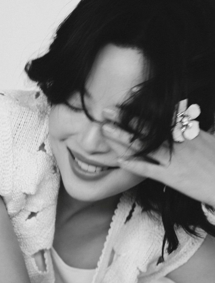 辛芷蕾溢出屏幕的生命力辛芷蕾把生命力穿出了高级感！镂空罩衫轻盈通透，连衣裙干净利