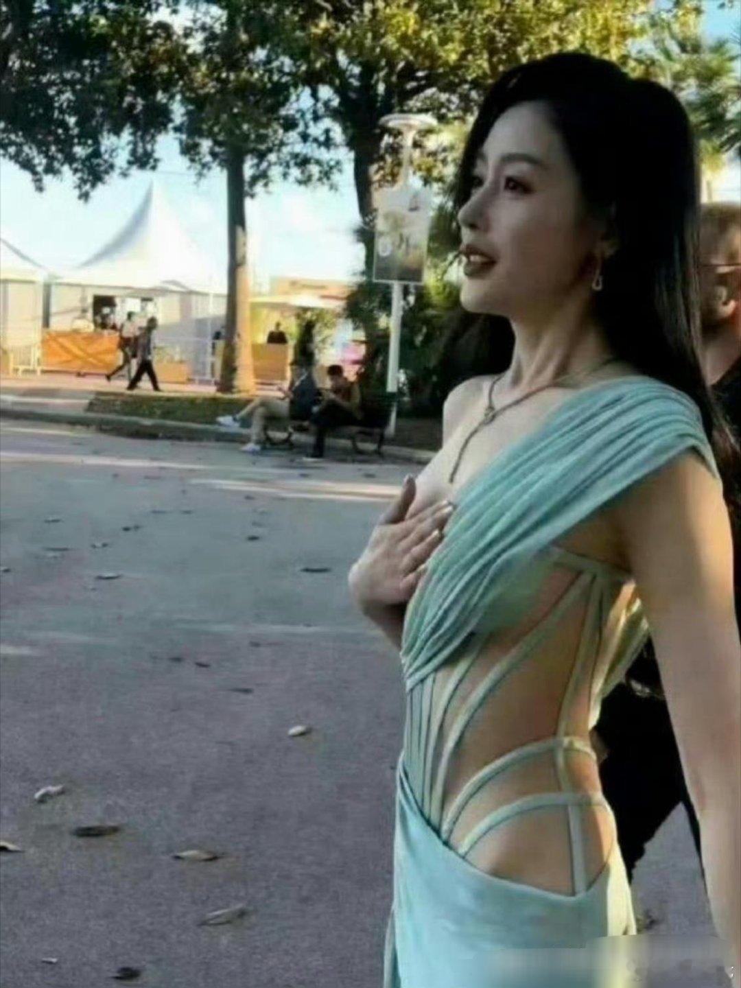 张天爱但凡有一点赘肉，都穿不了这个衣服 