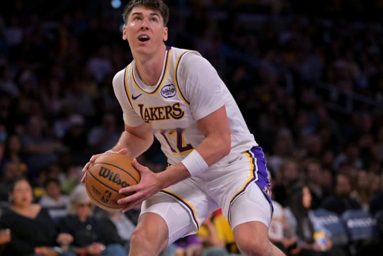 NBA常规赛，洛杉矶湖人主场迎战孟菲斯灰熊。第一节，拉拉维亚出战10分钟，投篮5