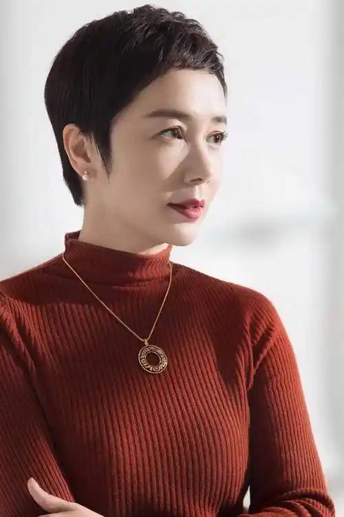 职业影视剧，
演员蒋雯丽。
今已六旬多，
仍然很秀气。