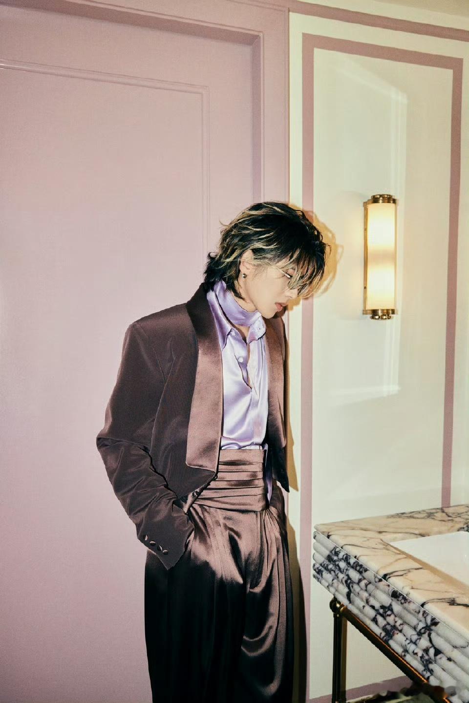 蔡徐坤赴约 亚洲唯一受邀男星，二登Met Gala，这地位稳稳的，造型又帅又有格
