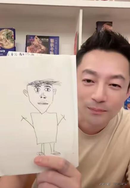 汪小菲秀孩子们画的画，马筱梅抢风头，非要让玥儿说出她的生日，玥儿支支吾吾，汪小菲
