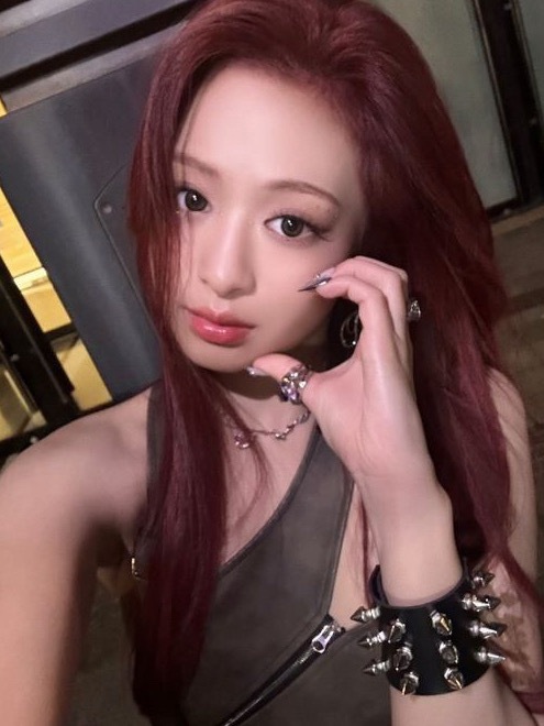郑伊安ian最新红发是不是在致敬六女一郑雅贤ahyeon？ 