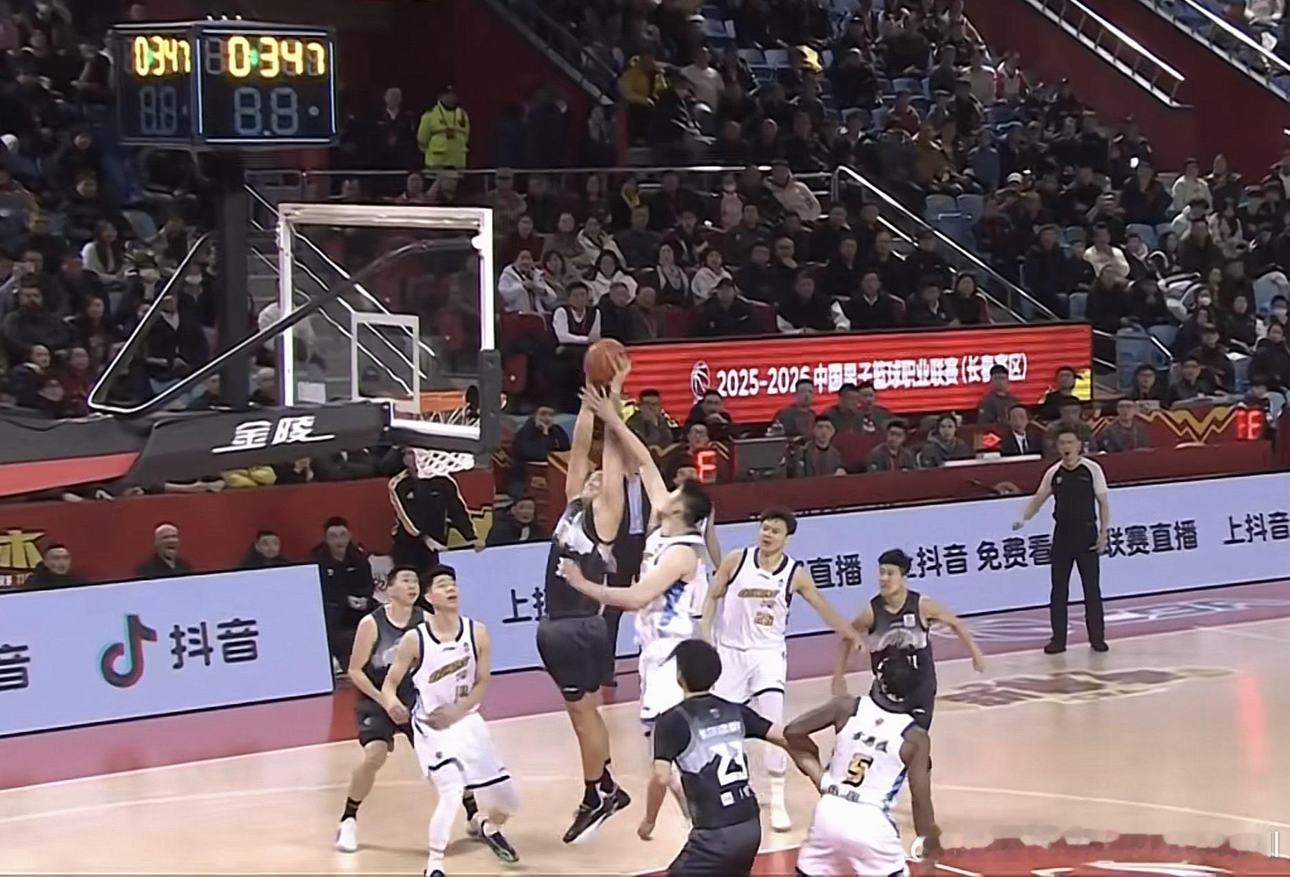 12分9篮板5助攻1抢断2封盖，有点硬的阿日最后时刻前场篮板补篮+关键抢断，帮助