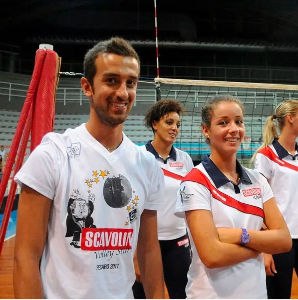 这是2011年的一张照片，桑塔雷利和德吉纳罗当时都在佩萨罗女排。当时桑塔雷利是球