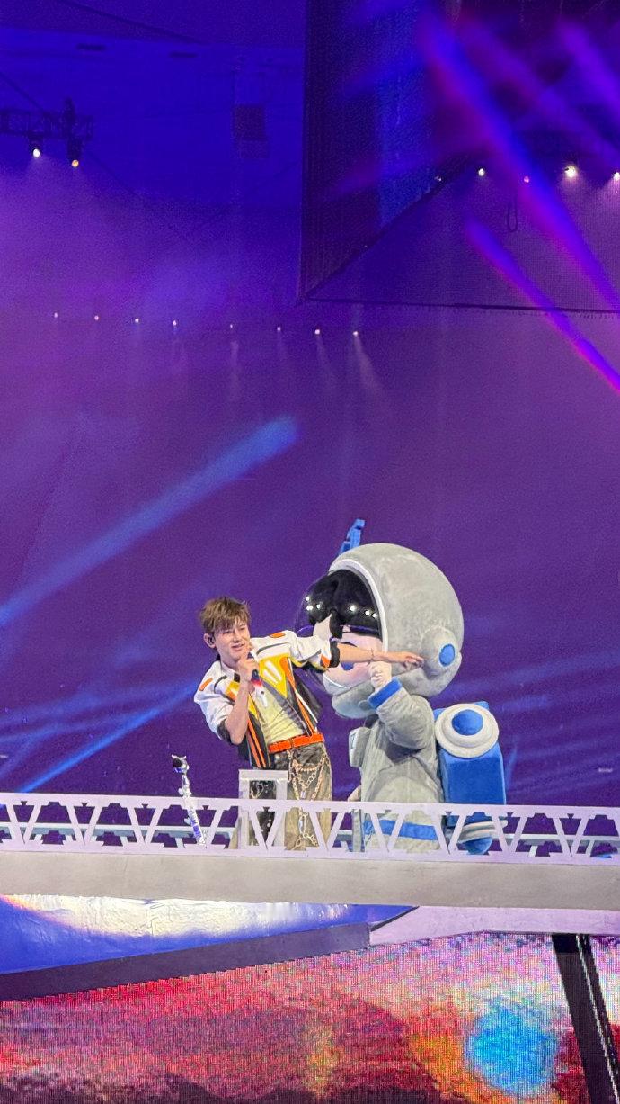 张杰晒粉丝对于演唱会的评论张杰晒出暖心repo，字里行间都是幸福感，双向守护永远