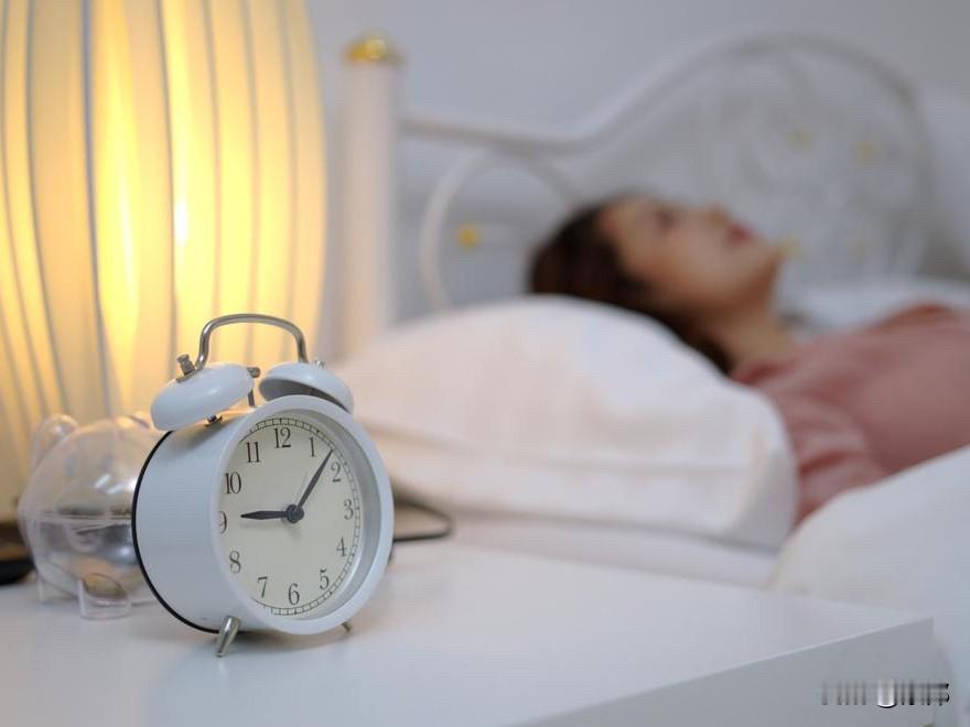 中老年人睡不好非小事！
养生先养眠，建议调整作息，固定起床时间，哪怕睡晚了也别赖