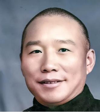 1948年，国军一个伙夫跟大部队走散了，被解放军拦下。战士们看他年纪大，不忍心为