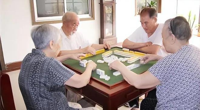 在咱这地界儿，有个麻将小馆，某天四位老爷子围坐一桌，搓得正欢呢🀄️。玩着玩着，