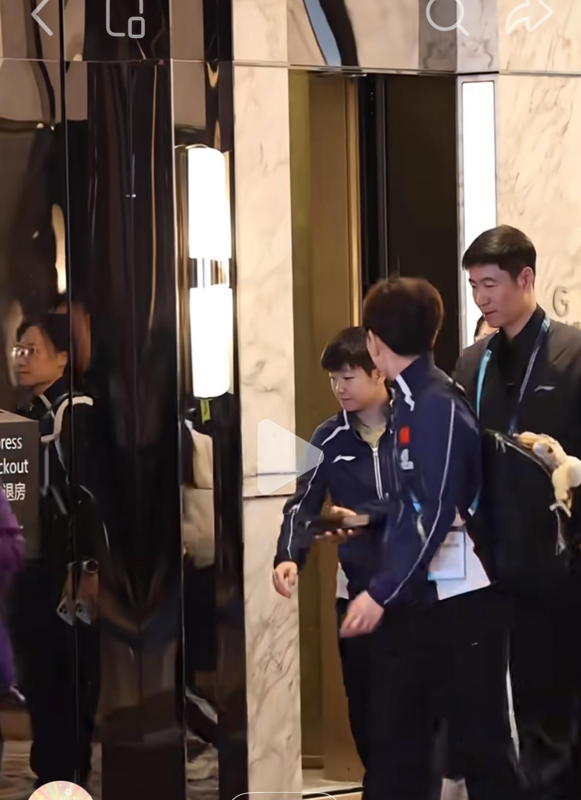 澳门世界杯开赛首日，王励勤主席到场给国乒队加油助威！
3月30日，澳门世界杯小组