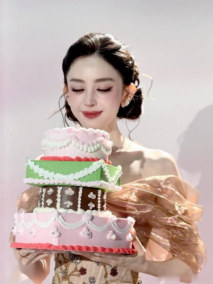 娜扎 live的神还得是古力娜扎呀，完全就是掌管氛围感的神，这次的营业也太惊艳我