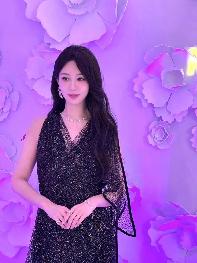 #杨紫高定黑礼裙#杨紫亮相 AMP Monaco 限定迷人花境活动，一袭黑色暗纹