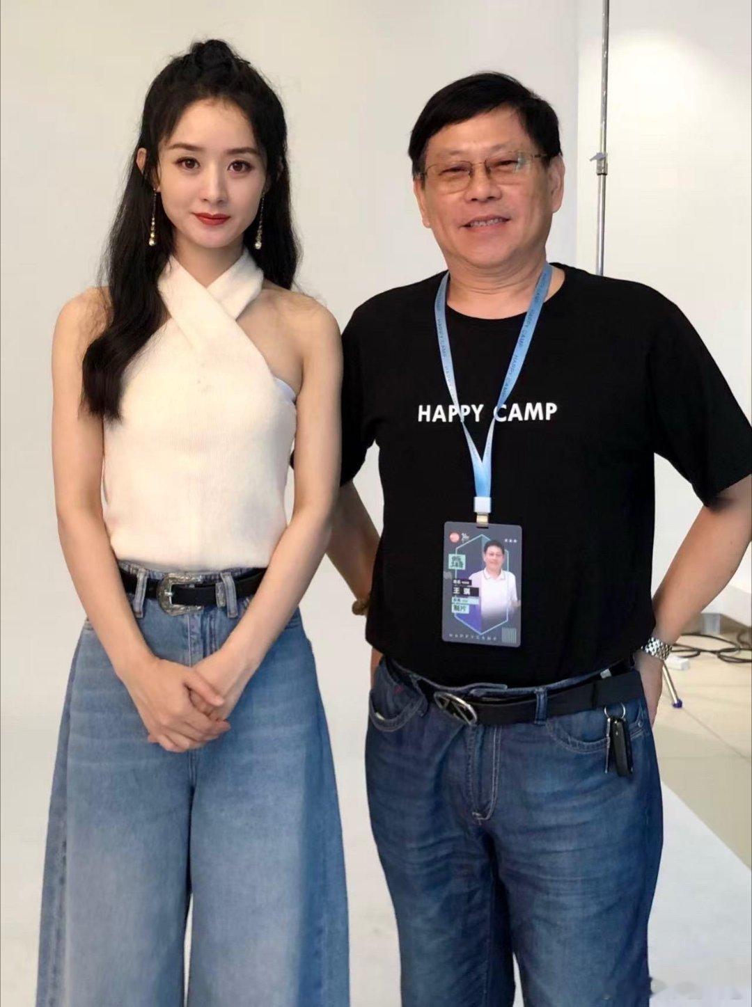 工作人员晒和赵丽颖历年参加快本的合影，从青涩到成熟🥺 