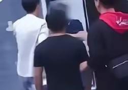 男子付了十四万，把二手轿车开回家，洗车时发现后备箱锁扣不对劲，撬开后见夹层里塞着