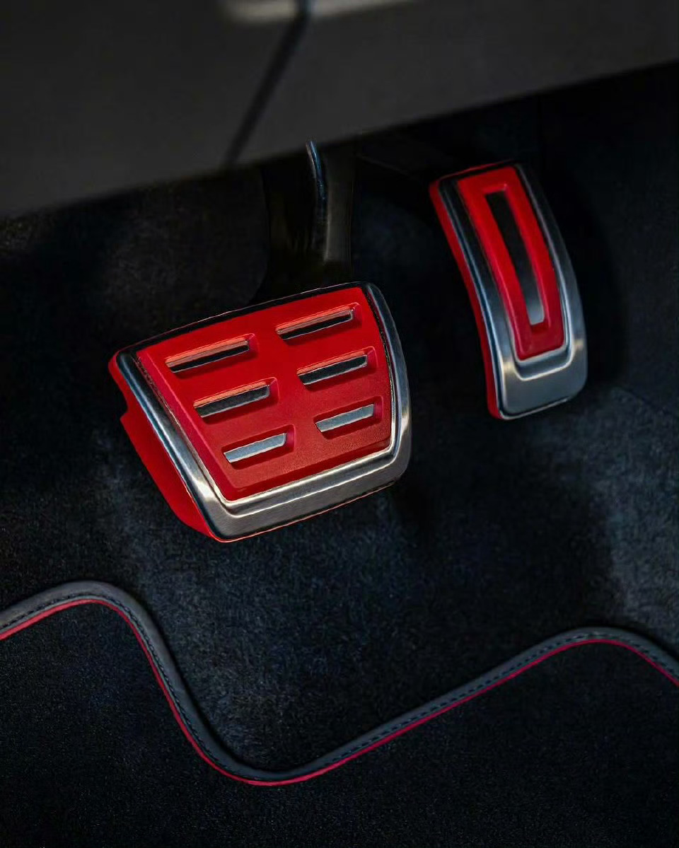 大众高尔夫GTI 50年传奇不灭，当电车浪潮席卷，这台小钢炮仍在轰鸣中，用情怀点