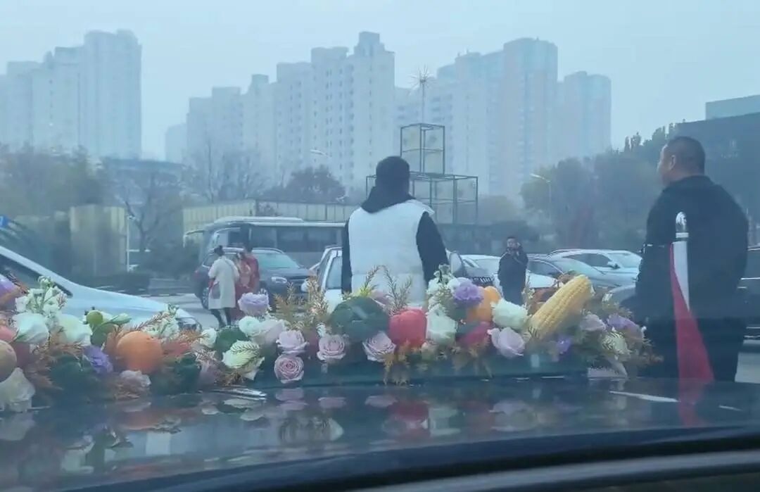 新人婚车遭拦截被索要50条烟，新娘弃车离开，律师：或涉嫌敲诈勒索罪