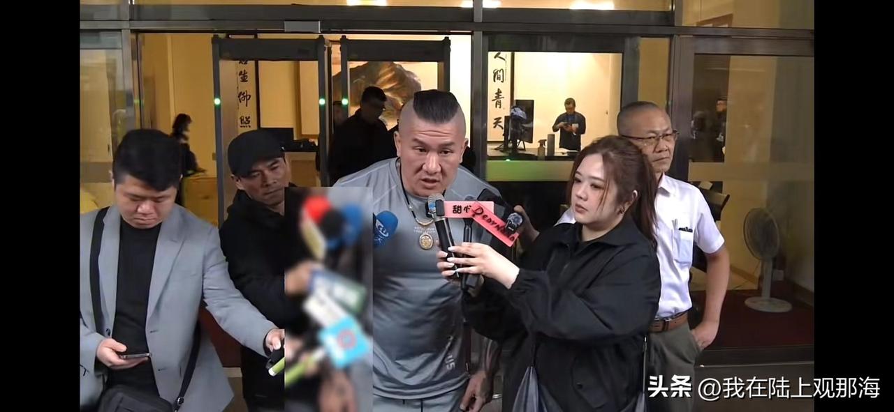 蔡正元入狱现场！馆长到场声援！馆长表示，蔡正元曾经站出来力挺柯文哲！
蔡正元和柯