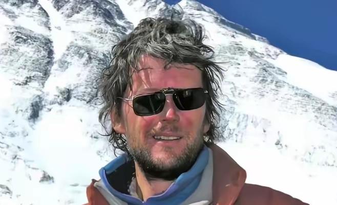 2006年，51岁的林肯·霍尔成功登顶珠峰，却在下山途中停止呼吸，众人只能丢下他