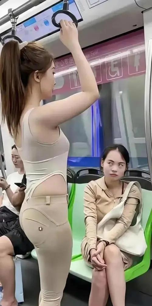 上联：妒忌凝神心自愧；
下联：？？