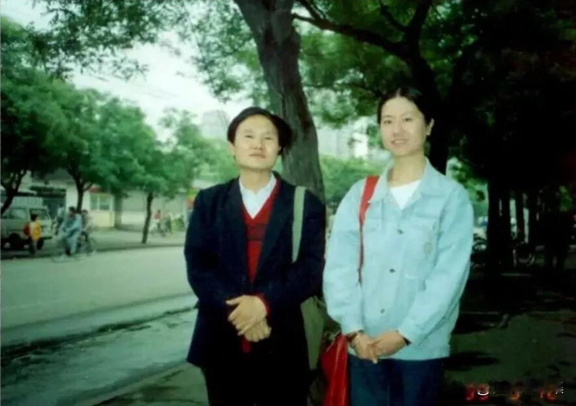 1993年，两位作家刘庆邦与王安忆的合影，当时王安忆托刘庆邦在北京租房子写作《长