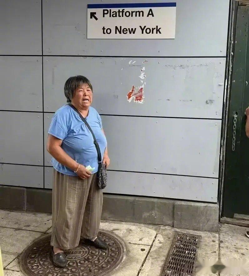 惨无人道，老太太生活不容易，摆个地摊维持生计，却被执法人员残酷无情的没收所有物品