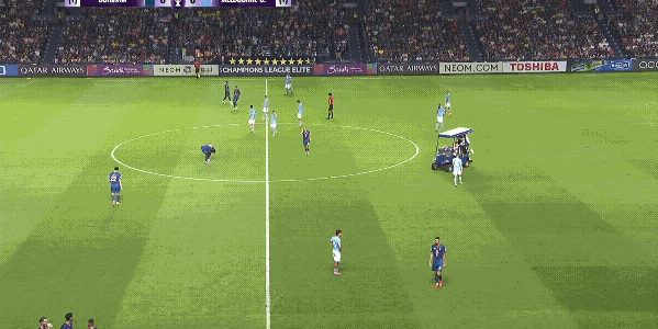 还是泰国武里南联队老板舍得投入，球场运送伤员还有小车，我们国内最好的俱乐部投入最