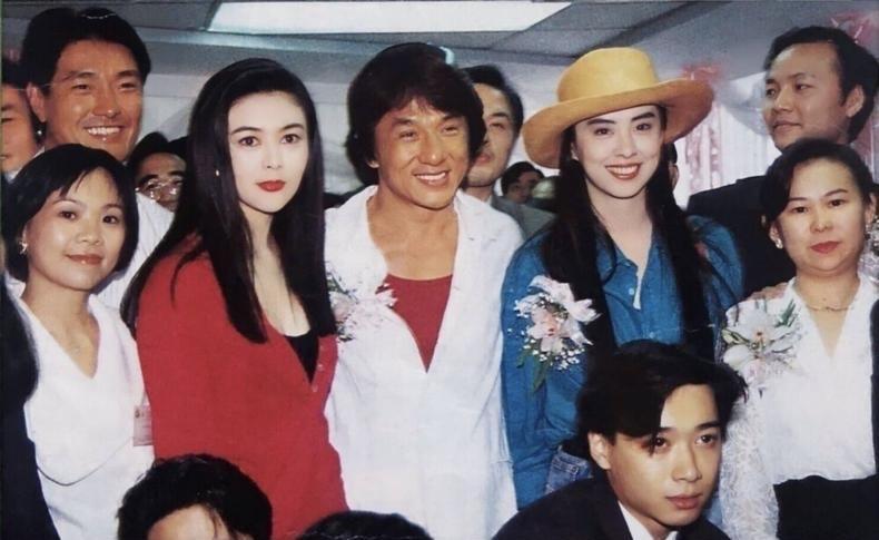 1993年，成龙大哥出席香港电影欧洲巡礼活动时，与关之琳、王祖贤两大港星美人同框