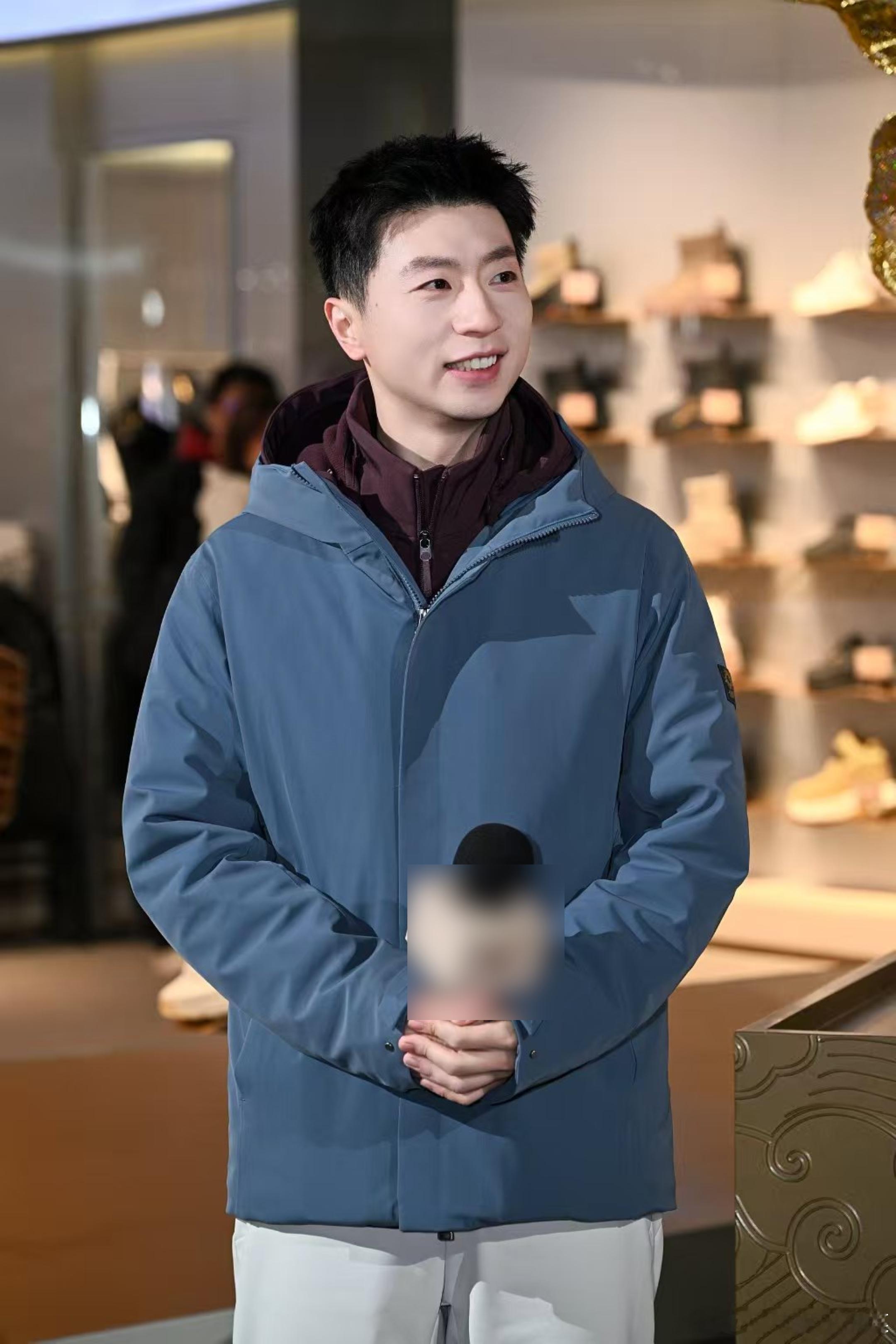 马龙刘诗雯北京三里屯同框在三里屯看到了马龙 三里屯片场的龙队，穿搭太有风格啦！基