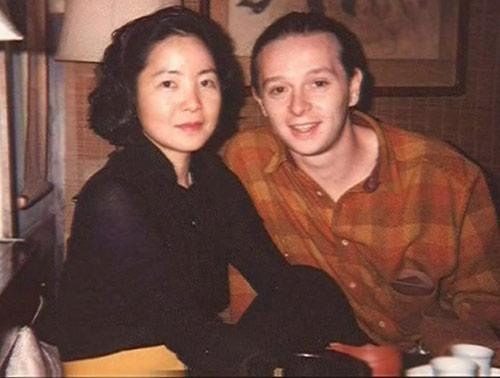 邓丽君为什么会倒贴“穷小子”保罗，也可能并非真爱。可能就和现在的刘某某一样想法。