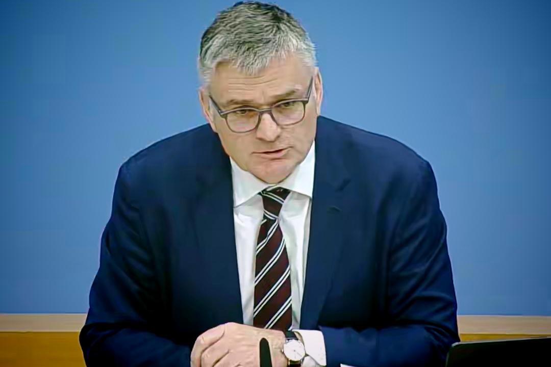 德国这回是真不打算跟着美国跑了

德国政府发言人科内柳斯16号在记者会上说了句挺