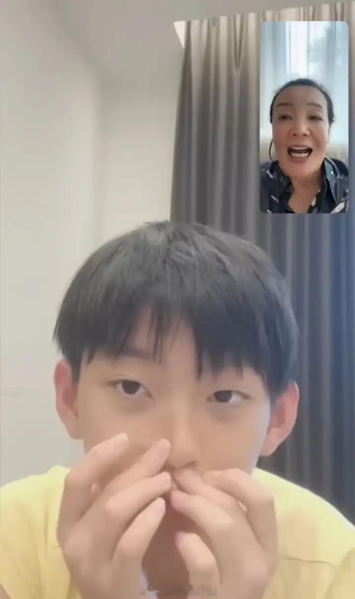 张兰晒和孙子视频，小箖箖长大了不少！他最近去加拿大参加夏令营了，张兰在澳大利亚悉